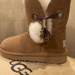 UGG K IRINA STAR CHARM